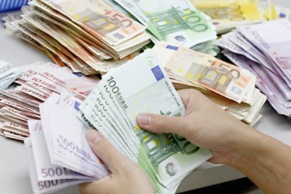 Derapajele politicienilor duc leul la minim istoric - 4,5495 lei/euro